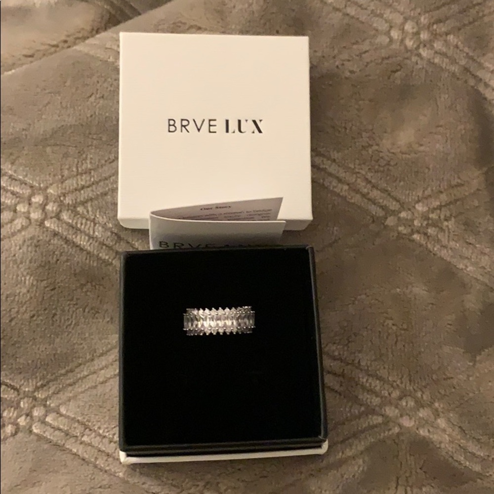 BRVE LUX Harper fashion ring size 6
